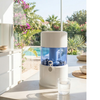 Aqualine waterfilter op aanrecht in vakantiehuisje met zonnige tuin en zwembad